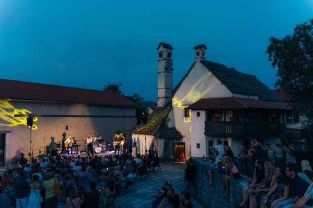 XOD-PRESS-Eva Boto – OBARVAJ SVET Z LJUBEZNIJO-7